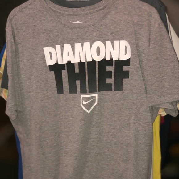 Nike (Diamond thief) - Picture 2 of 5